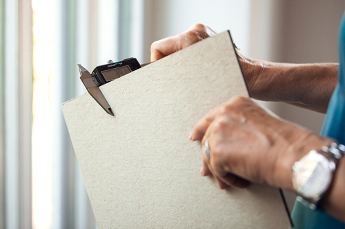 Pappe mit Messschieber